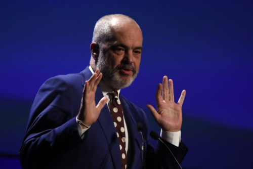 Me shpresë te budallallëku i një pjese, indiferenca e të tjerëve dhe solidariteti i të vetëve