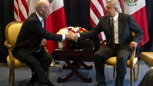 Marrëveshja sekrete e Biden: Të jap vaksinën, ndalo emigrantët