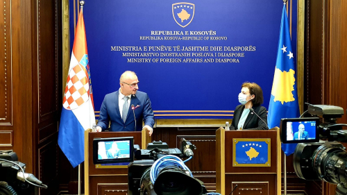 Mediat serbe: Kroacia vendos ngritjen e një kampi ushtarak në Kosovë