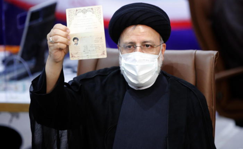Iran, të moderuarit përjashtohen nga gara presidenciale  