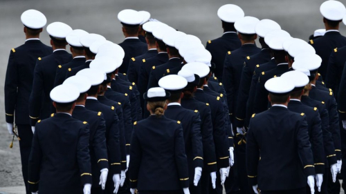 Ushtria franceze, letër Macron-it: Vendin e kërcënon një luftë civile  