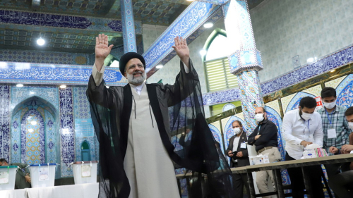 Besniku i Khameneit zgjidhet president i Iranit