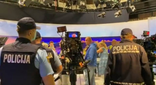 Protestues kundër vaksinave mësyjnë televizionin publik slloven(video)