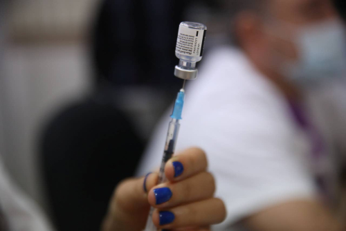 Izrael, dyshime se vaksina anti-Covid shkakton çrregullime të ciklit menstrual