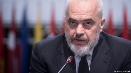 Koha që struci ta nxjerrë kokën nga rëra