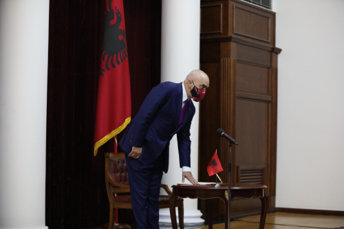 Presidenti i ri mund të betohet edhe te noteri