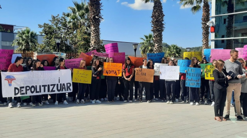 Berisha mbyllte mediat? Ky tani mbyll shkollat se e "urdhërojnë"
