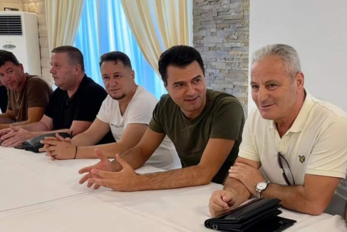 Një Pis Politik që nuk ia del dot të marrë seriozisht veten