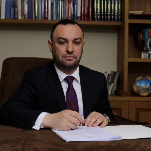 Politika si privilegj për t’u shërbyer njerëzve 
