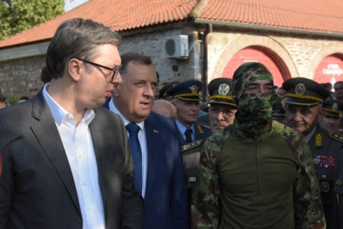 Gjithë serbë “nën armë”. Vuçiç dhe Dodik në “paradë” në Nish