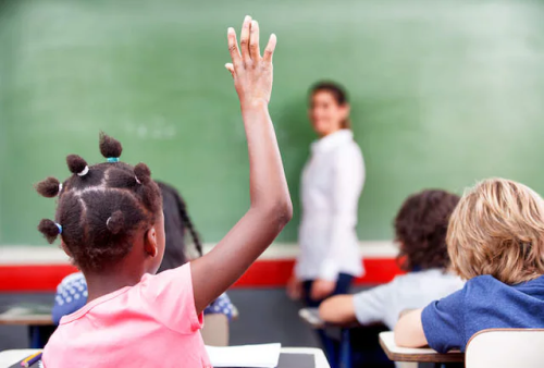 Integrimi i të huajve, gjen mbështetje në qeverinë Meloni ideja e klasave me shumicë italiane