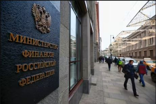 Rusia investon 2.6 miliardë dollarë në ar dhe valutë të huaj