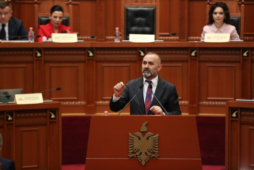 Ministri që të shkul veshët