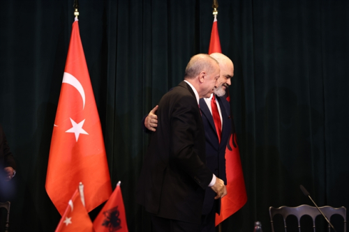 Thirrje që NATO dhe SHBA të rishikojnë vendimin për bazën e Kuçovës