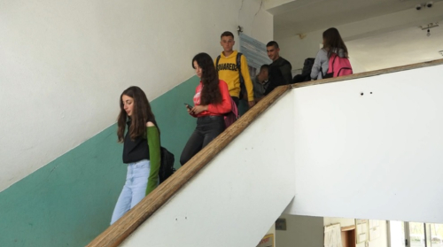 Nxënësit shqiptarë, të fundit për mendimin krijues