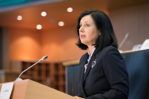 Jourova thotë se "Musk promovon gjuhën e urrejtjes". Po urrejtjen kush e promovon?