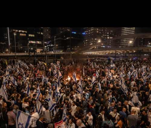 Foto/Mijëra veta në protestë në Tel Aviv pas shkarkimit të ministrit të Mbrojtjes, Yoav Gallant