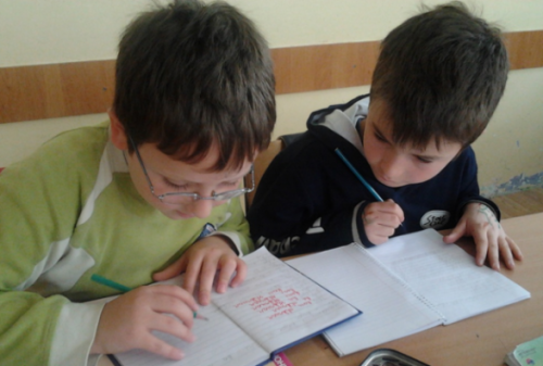 “Kurrikula dy gjuhësore në 14 shkolla të Tiranës ndikon te shqipja e dobët e fëmijëve”