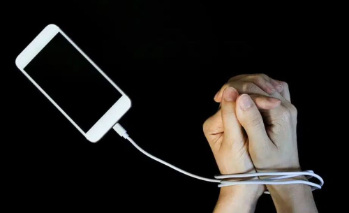 Smartfonët na kanë marrë shumë nga vetja – a ka kthim pas?