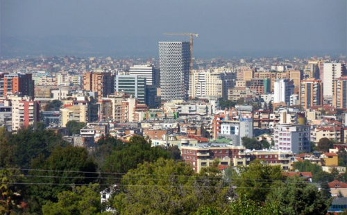 Shqiptarët po plaken si popull duke betonizuar çdo kursim