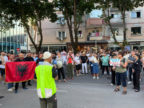 Video/Protestë në Tiranë kundër ndërtimeve në Zvërnec