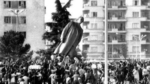Busti ka rënë, por jo Enveri. Sot jemi të lirë të vdesim ku të duam