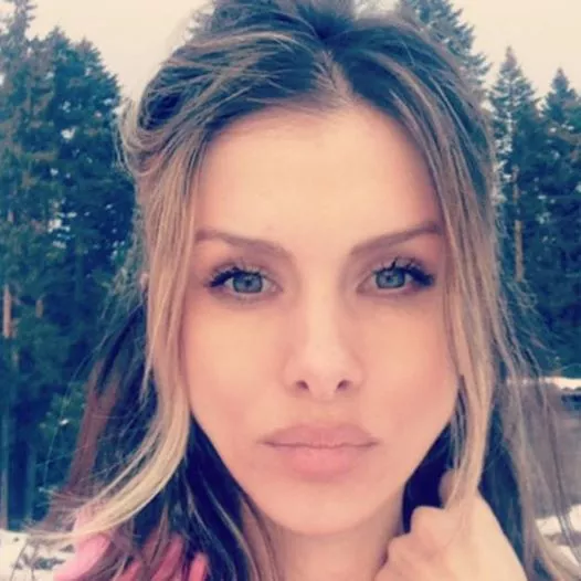 Modelja e Playboyt drejt burgut, tentoi të fuste në kurth një bos mafioz