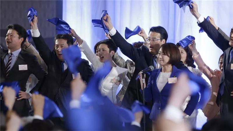 Opozita japoneze në protestë për mbrojtjen e Kushtetutës