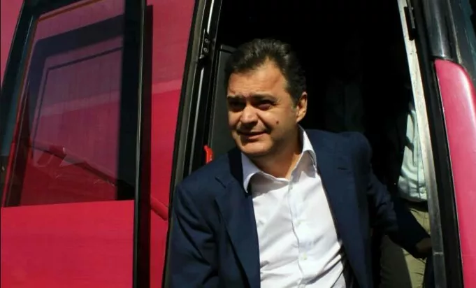 Blushi këmbëngul në hapjen e partisë dhe një kritikë për rrobaqepësit e kryetarit