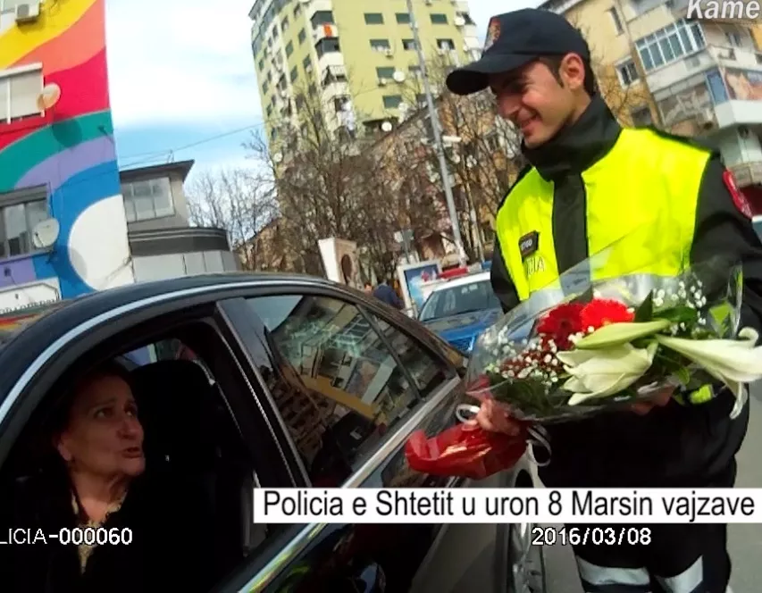Policia me lule per vajzat dhe grate shofere