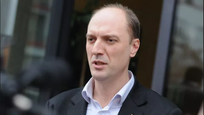 Arrestohet Visar Ymeri, pa pranga dhe show siç ndodh në Shqipëri (Video)