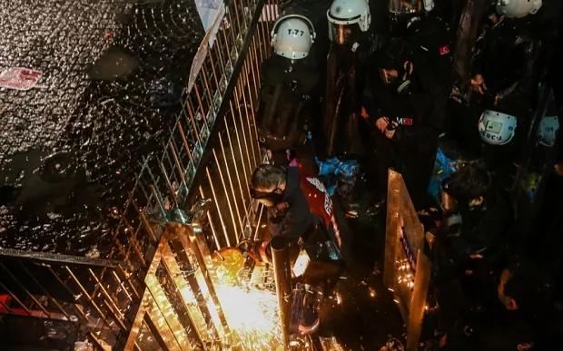 Stamboll, policia merr në kontroll gazetën "Zaman"
