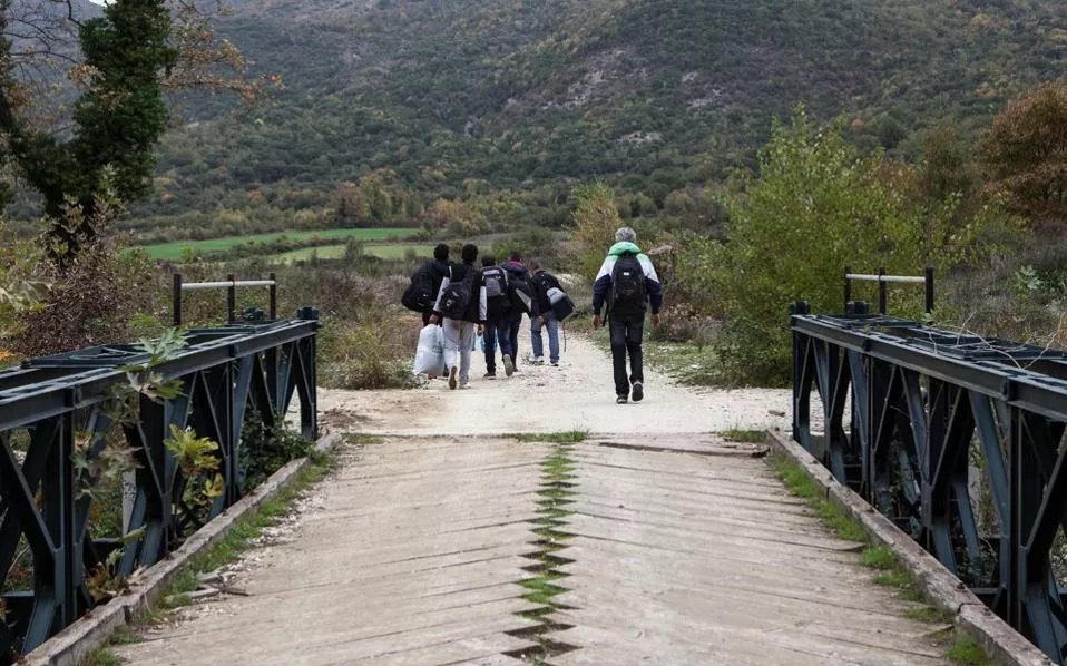 Greqia shtyn për një “korridor shqiptar” të lëvizjes së refugjatëve sirianë. Por përfaqësues të BE-së në Tiranë flasin për të kundërtën