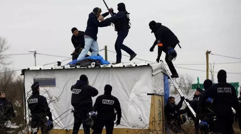 Përleshje mes emigrantëve dhe policisë në kampin e Kalesë në Francë