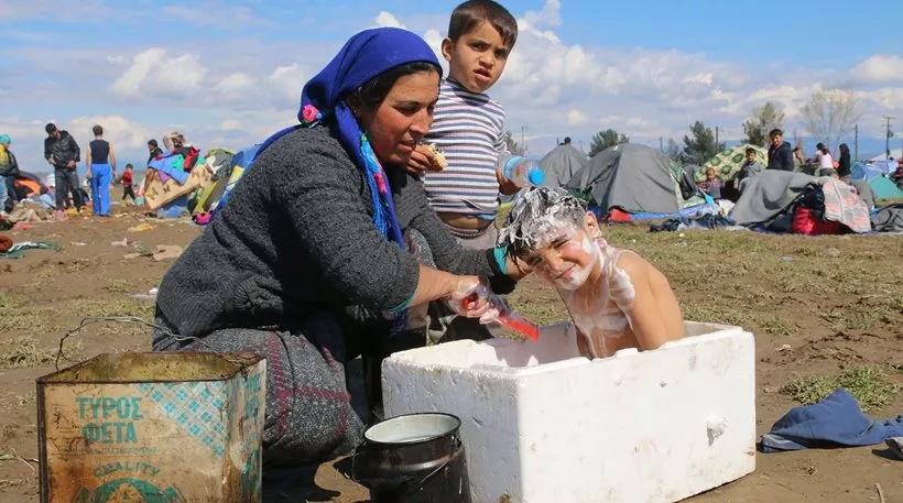 Dushi i një emigranti në një vaskë të improvizuar në Idomeni