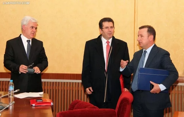 Nisin bisedimet e "paqes", tjetër fitore në tavolinë për opozitën