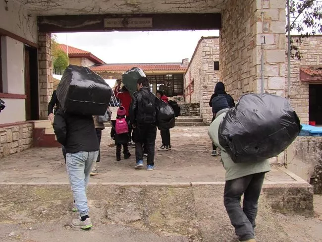 Sirianët grumbullohen 25 km pranë kufirit me Shqipërinë (foto)