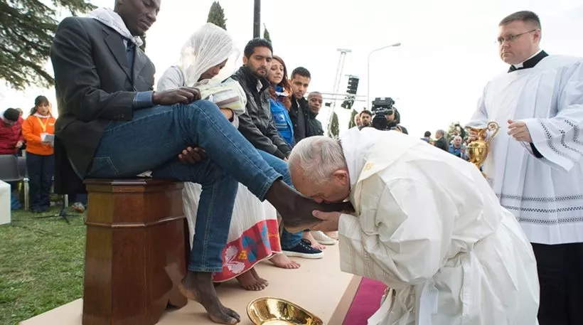 Papa puth këmbët e 12 emigrantëve (Video)