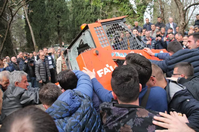 Kundër protestës, meqenëse “kjo është hera e parë”