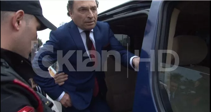 Në komisariat Neranxi për parkim të gabuar dhe fyerje të dinjitetit të policisë (Video)