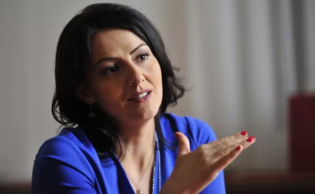 Deputetja Ermira Mehmeti përlotet gjatë fjalës në Kuvendin e Shqipërisë: “U dënova në mënyrë kolektive, pa gjyq”