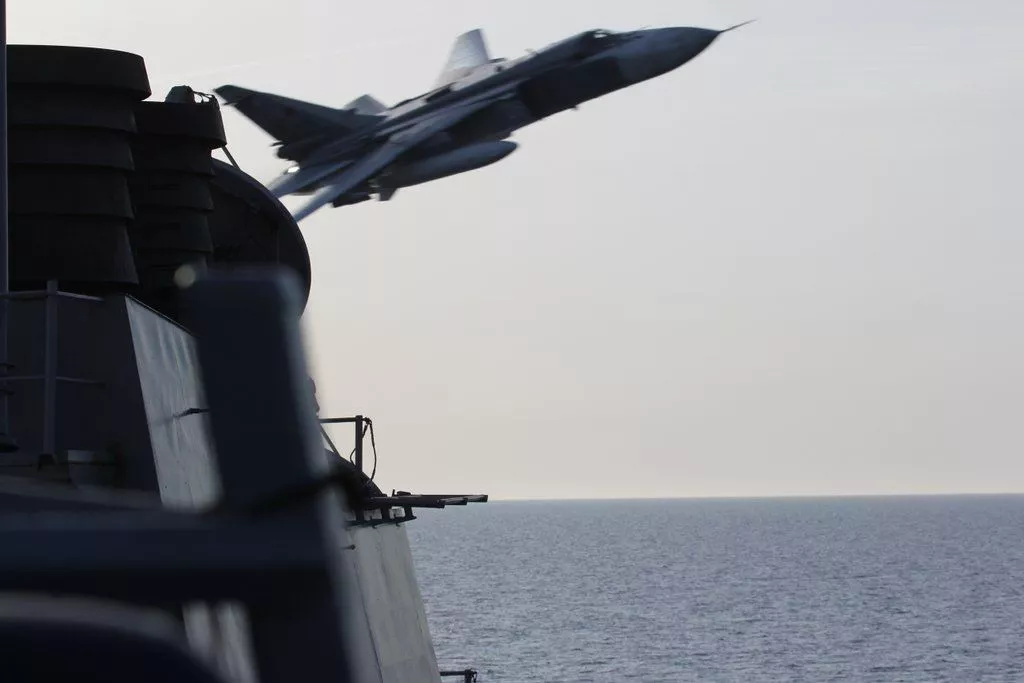 Dy Sukhoi 24 "ngacmojnë" nga afër USS Donald Cook