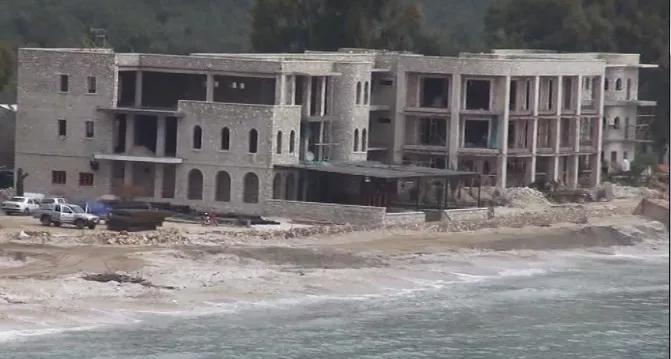 Ky është hoteli i Aristidh Kokëdhimës buzë detit në Qeparo (Video)