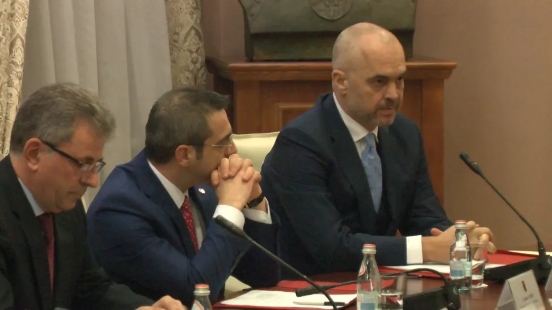 A na përgjojnë në shkelje të ligjit? Kjo ka më shumë rëndësi se vizita e munguar e Visho Ajazit tek kryeministri