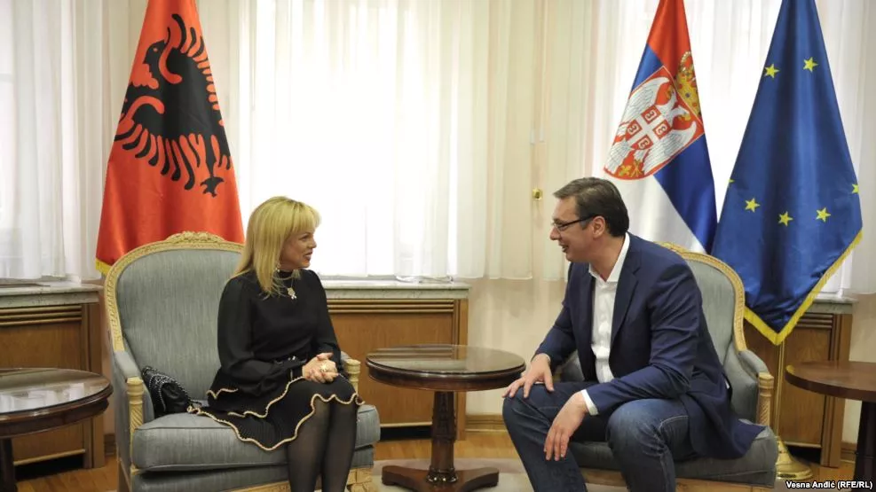 Inva Mula dhe kryeministri serb, Alexander Vucic, në selinë e qeverisë në Beograd