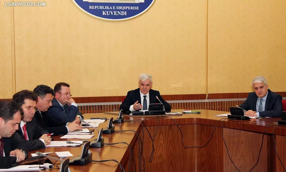 A mund të kenë turp këta? SHBA i urdhëron të firmosin draftin e reformës në drejtësi