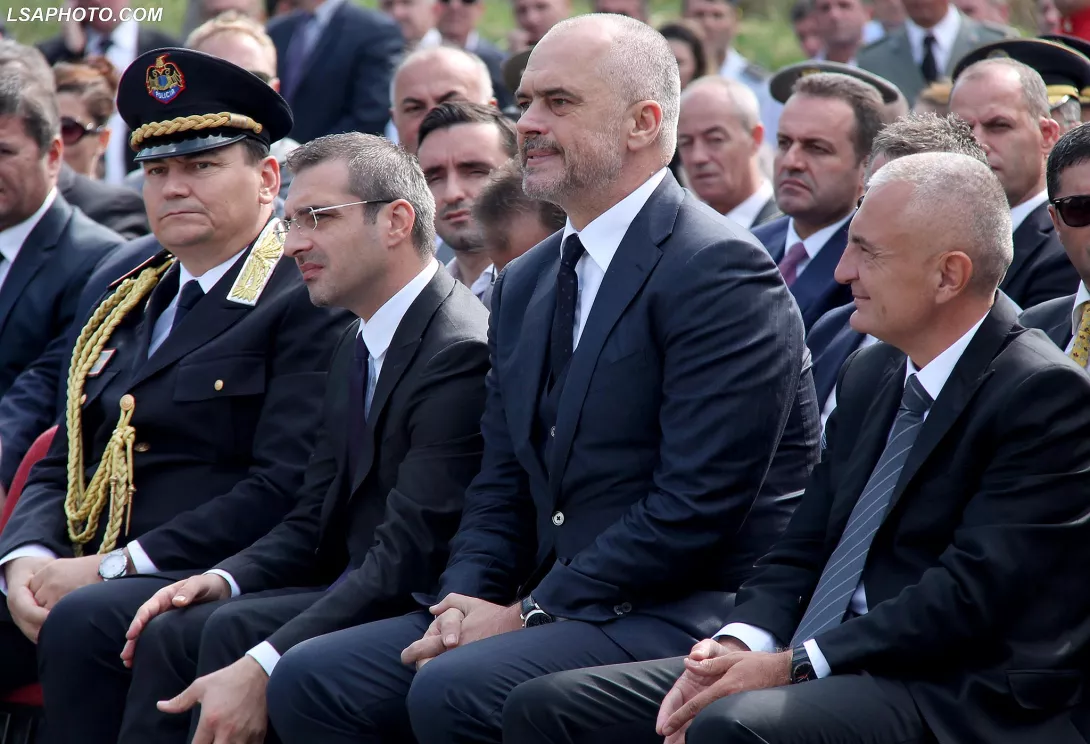 Kryeministri ironizon “brenda murit të Facebook” dhe mohon përgjimin. A nuk është më mirë – edhe për të – që Sajmir Tahiri, t’i nënshtrohet Poligrafit?