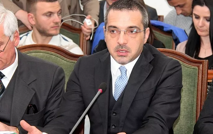 Modeli i politikanit shumëpërdorimësh