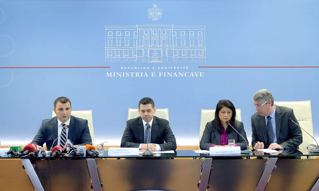 FMN: Bankat nuk financojnë ekonominë, trajtoni kreditë me probleme