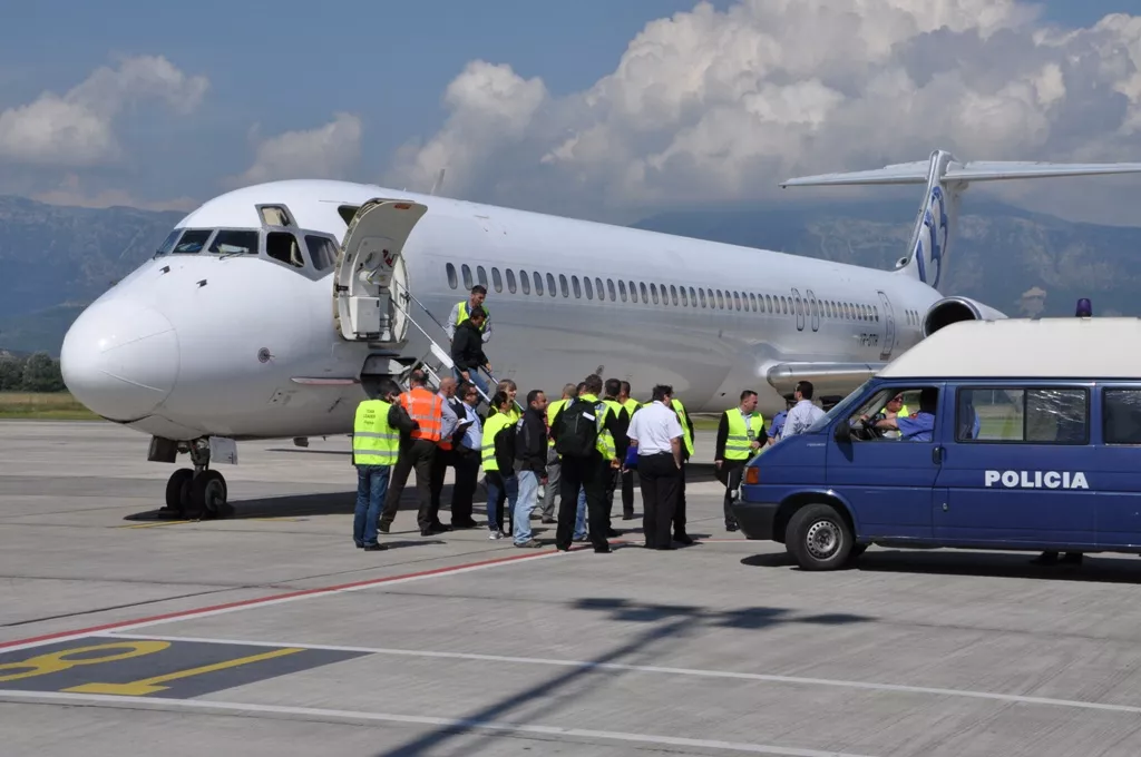 Grabitje me armë në Aeroportin e Rinasit, një ditë më parë policia shtoi masat e sigurisë pas sulmeve në Stamboll